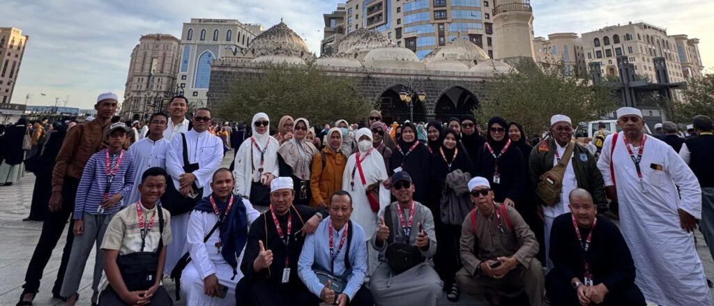 Jamaah Paket Umroh 2025 Alhijaz berfoto di Masjid Ghamamah, Madinah