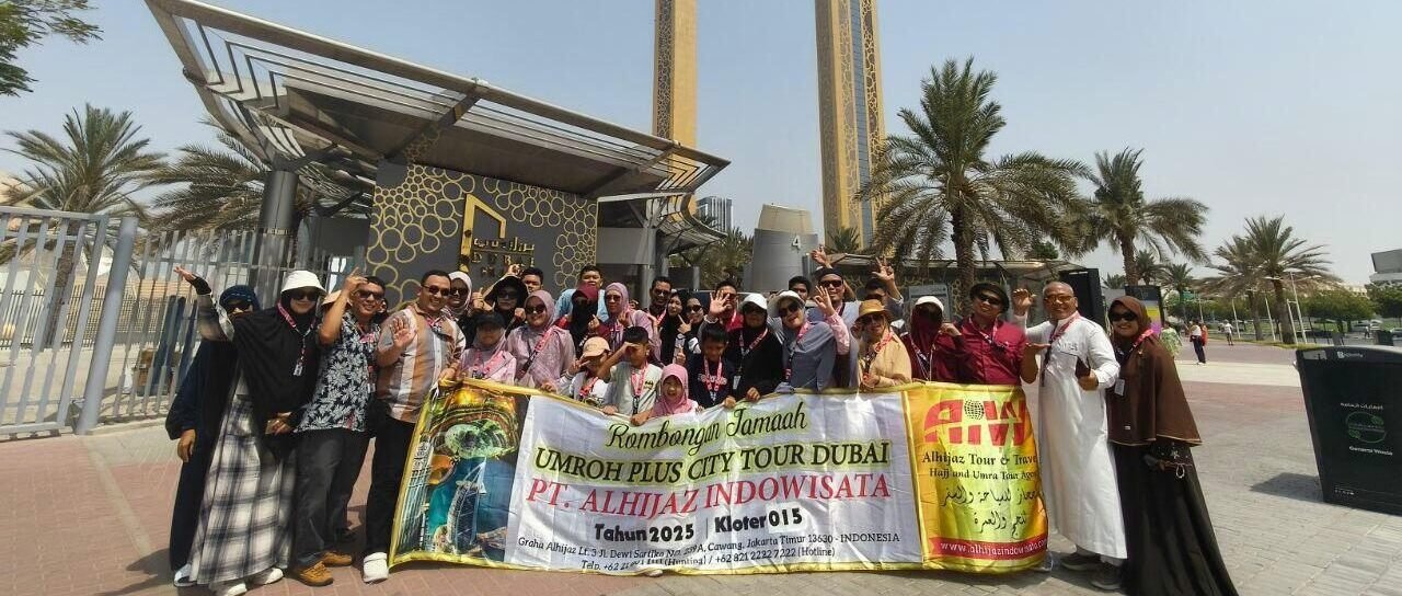 Paket Umroh 2025 Alhijaz Plus Dubai, jamaah berfoto dengan spanduk