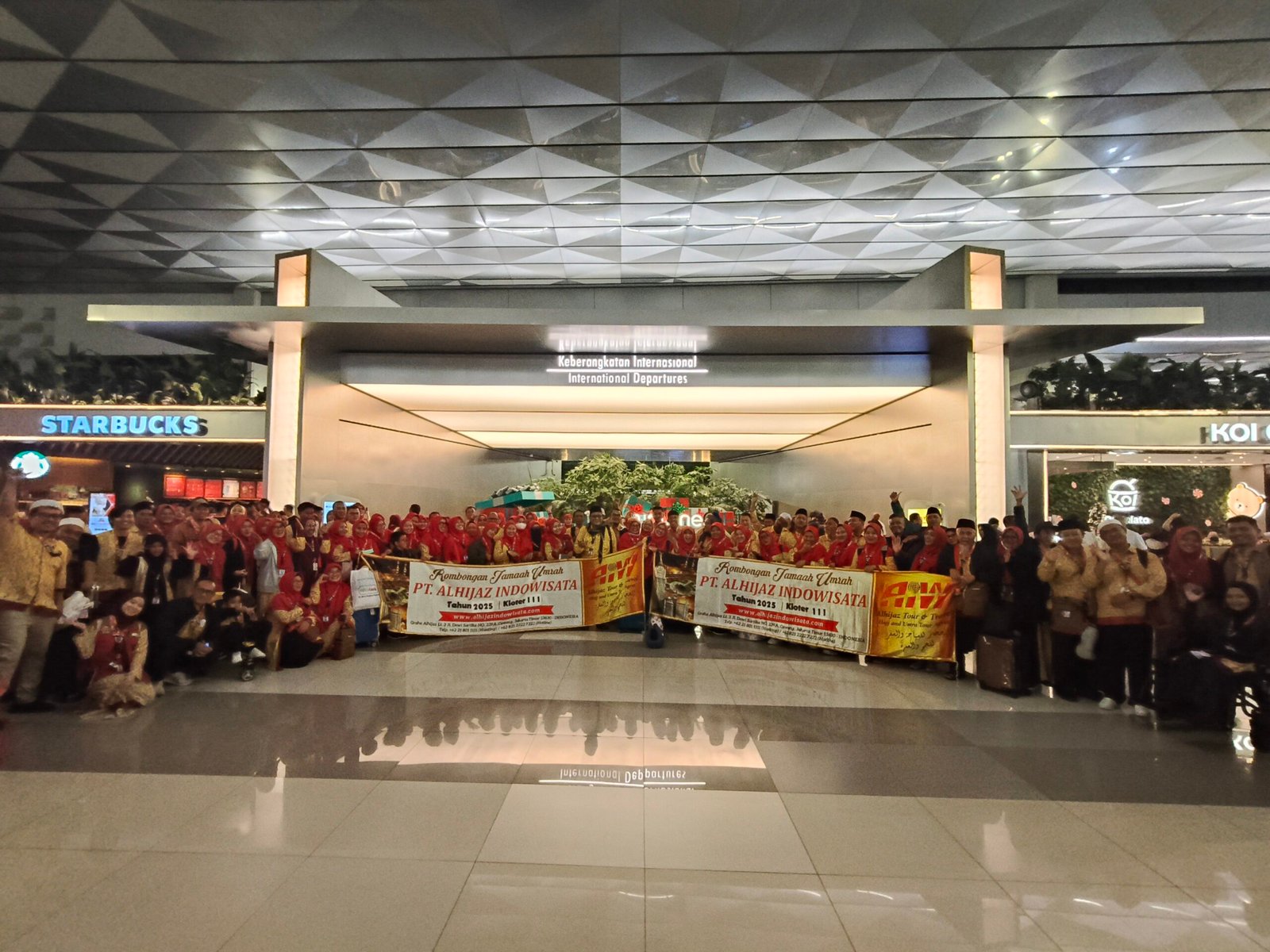 Rombongan jamaah umroh PT Alhijaz Indowisata sebelum keberangkatan di ruang International Departures
