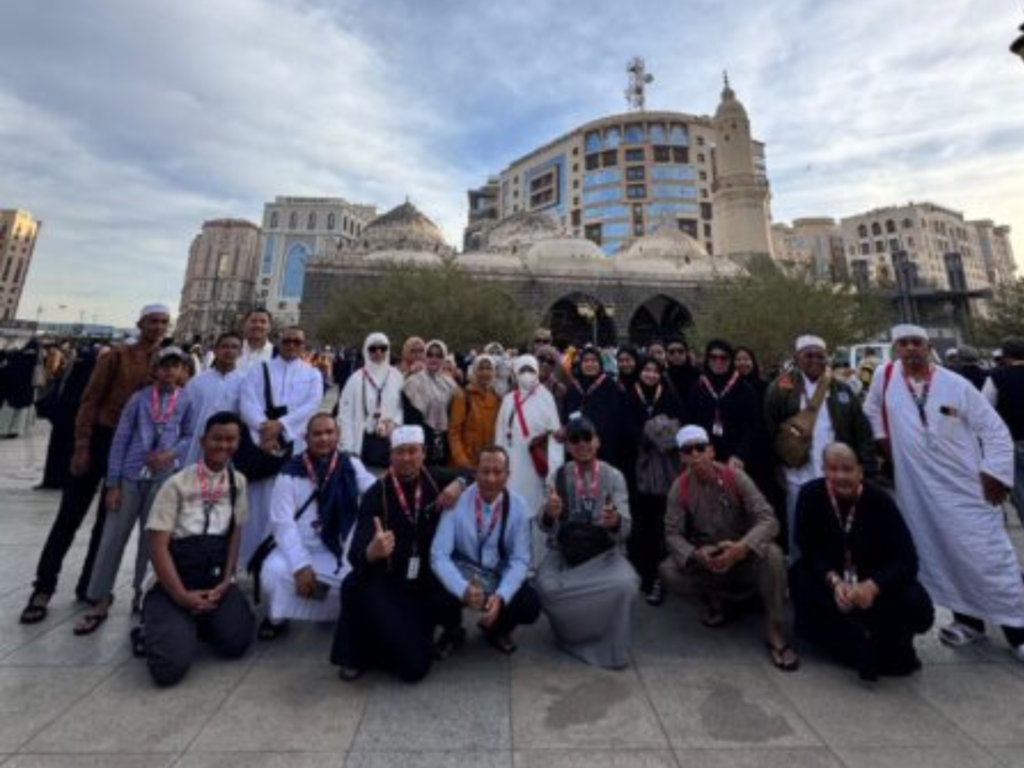 Rombongan jamaah Alhijaz Indowisata pada program umroh dengan maskapai Hainan Airlines menuju Madinah