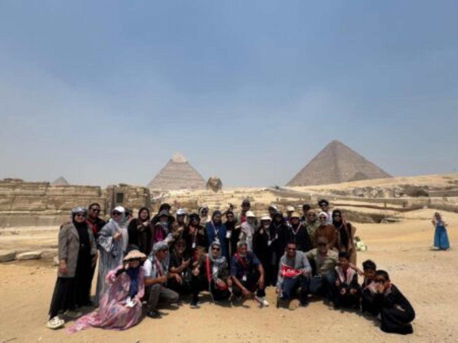 Rombongan jamaah Alhijaz Indowisata di Piramida Giza dan Sfinks, Mesir