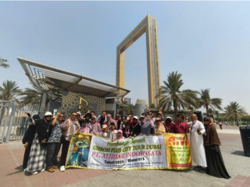Rombongan jamaah Alhijaz Indowisata pada tur kota Dubai