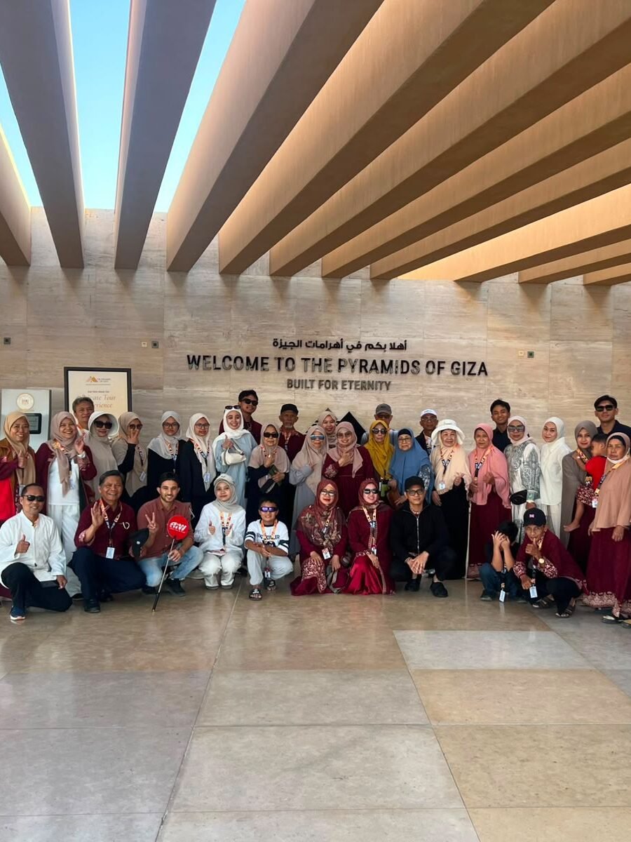 Rombongan jamaah Alhijaz Indowisata di Piramida Giza, Mesir